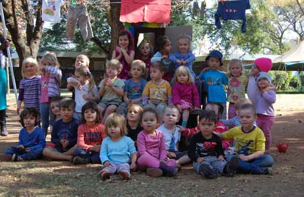 Die Kinder des Kindergartens bei den Proben zum Familiengottesdienst im Mai 2015. – Bild: Zürn-Steffens