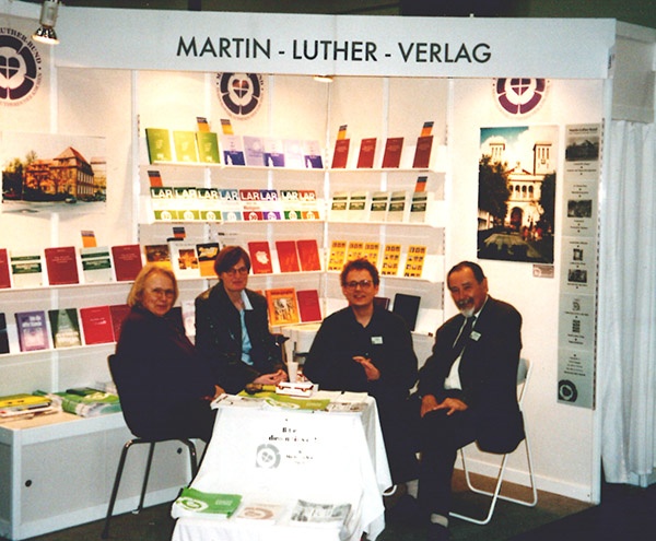 Leipziger Buchmesse 2002: Helmut Tschoerner (r.) mit seiner Frau (l.) zu Besuch am Stand des Martin-Luther-Verlages – Bild: MLB