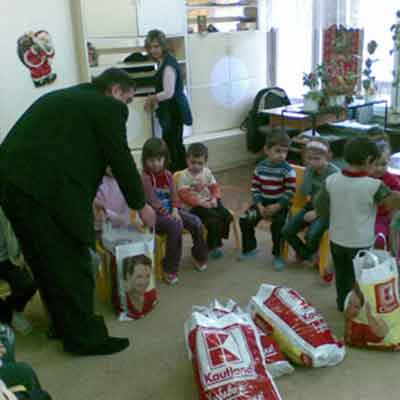 Tüten voller Freude: Weihnachten in Shumen. – Foto: Stoykow