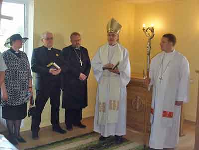 Bischof Alpe segnet die Kapelle. – Bild: MLB