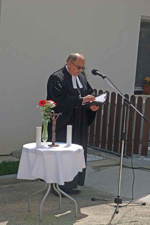 Bischof Geza Filo bei der Einweihung. – Bild: MLB