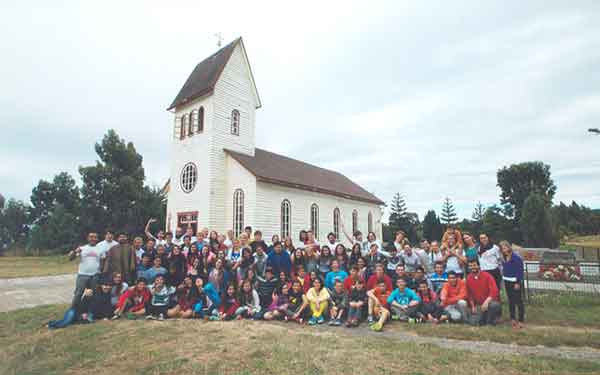 Die Teilnehmenden vor der Kirche in Puerto Fonck. – Bild: ILCH