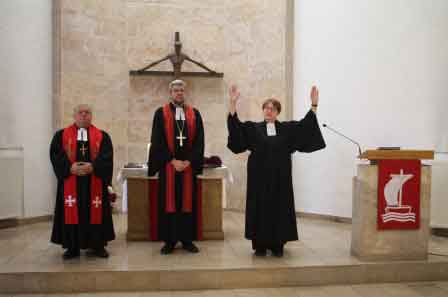 Bischof Alfred Eichholz, Bischof Markus Schoch und Pastorin Irina Solej. – Bild: ELKG