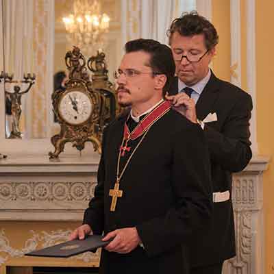 Erzbischof Dietrich Brauer erhält das Bundesverdienstkreuz – Bild: Deutsche Botschaft Moskau / Nikita Markov