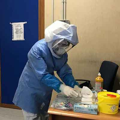Eine Krankenschwester im Krankenhaus »Ospedale Evangelico Betania« trägt Schutzkleidung, um gegen die Ausbreitung des Coronavirus COVID-19 anzukämpfen. – Bild: Brandmaker