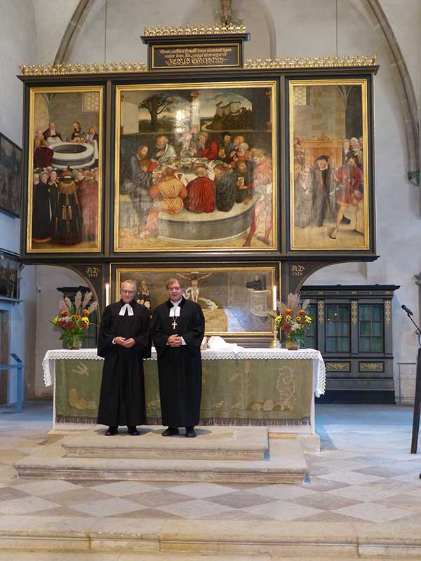 Vor dem Altar der Stadtkirche in Wittenberg: Dr. Carsten Rentzing und Dr. Tamás Fabiny – Bild: Trieschmann