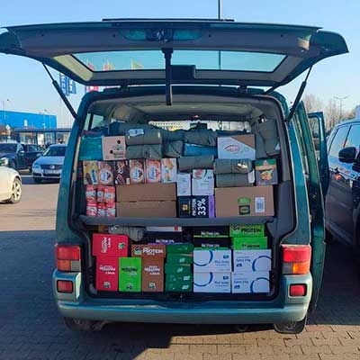 Der neue Kleinbus, vollgepackt mit dringend benötigten Hilfsgütern. – Bild: EAKiP