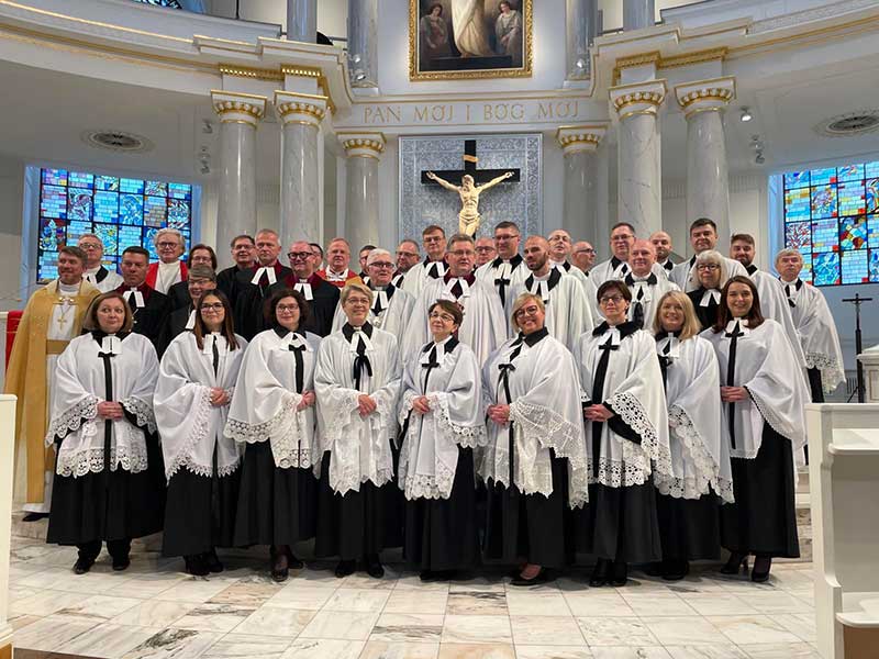 Das offizielle Gruppenbild mit den neun frisch ordinierten Pfarrerinnen. – Bild: EAKiP