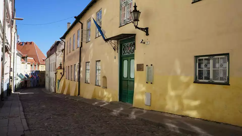 Das Theologische Institut in der Altstadt von Tallinn im ehemaligen Spitalgebäude der Heiliggeistkirche. – Bild: EELK