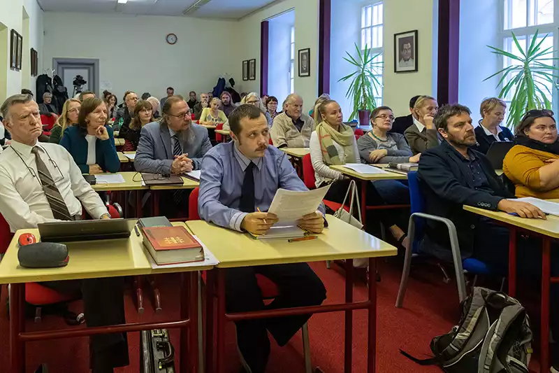 Die Angebote stoßen auf lebhaftes Interesse. – Bild: EELK