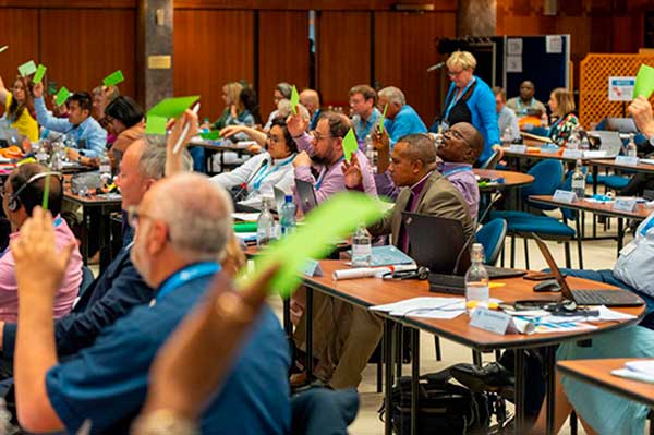 Die Ratsmitglieder des LWB bei der Abstimmung – Bild: LWB/S. Gallay