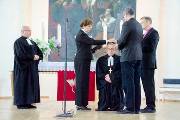 Bei der feierlichen Einsegnung – Bild: ELKR