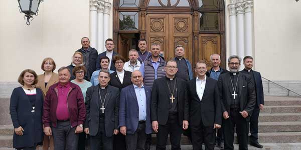 Die Außerordentliche Generalsynode der Evangelisch-Lutherischen Kirche Russlands (ELKR) auf den Stufen vor der Petrikirche – Bild: ELKR