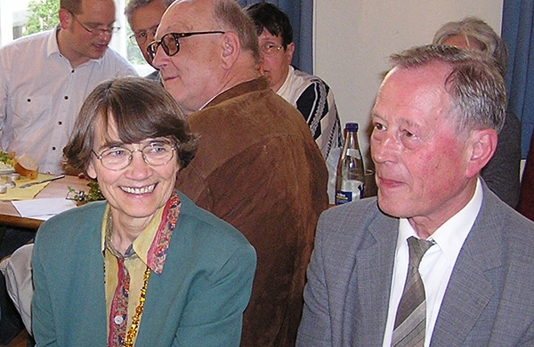 Prof. Slenczka mit seiner Frau, Dr. Gisela Slenczka, beim Sommerfest des Martin-Luther-Bundes im Jahr 2004. – Bild: MLB