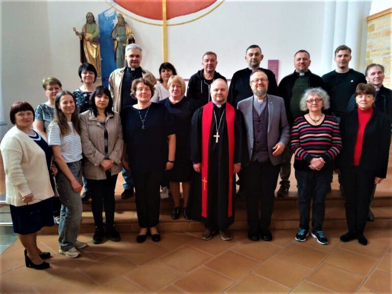 Die Synodalen nach dem feierlichen Eröffnungsgottesdienst in der Pauluskirche in Odessa. – Bild: DELKU