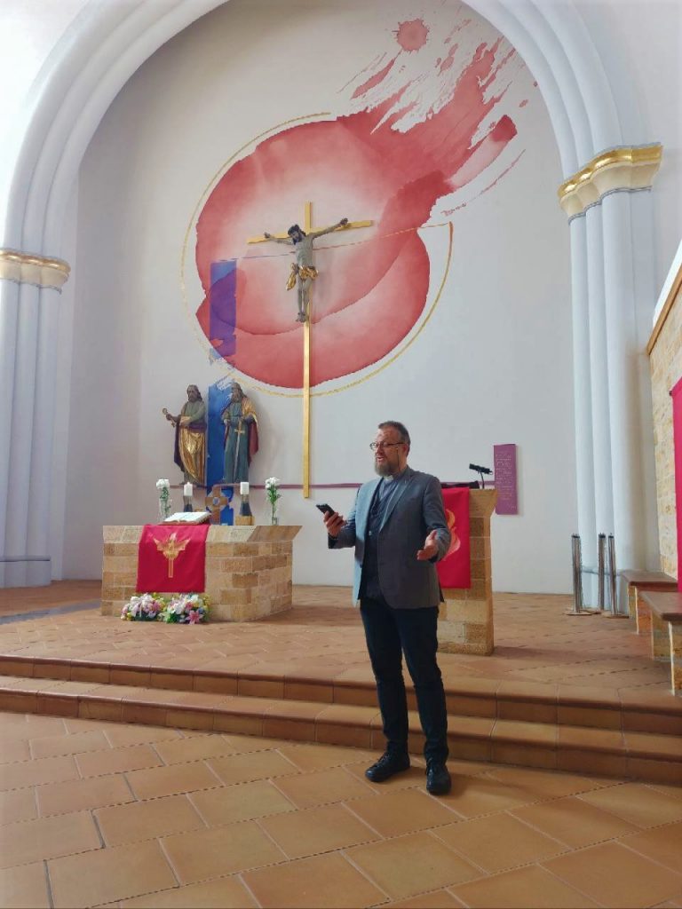 Generalsekretär Michael Hübner bei seinem Grußwort. – Bild: DELKU