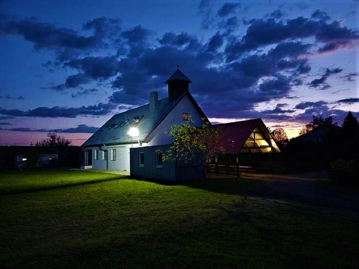 Abendstimmung über der Kapelle in Petrodolynske. – Bild: DELKU