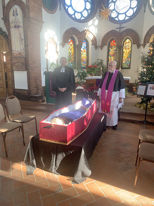 Abschied und Trauer am offenen Sarg – nach russischer (östlicher) Tradition – Bild: ELKUSFO