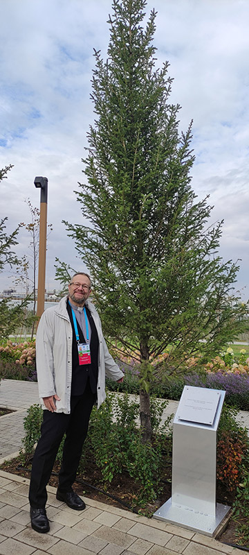 Generalsekretär Michael Hübner neben dem »MLB-Baum« in Astana in Kasachstan. – Bild: MLB