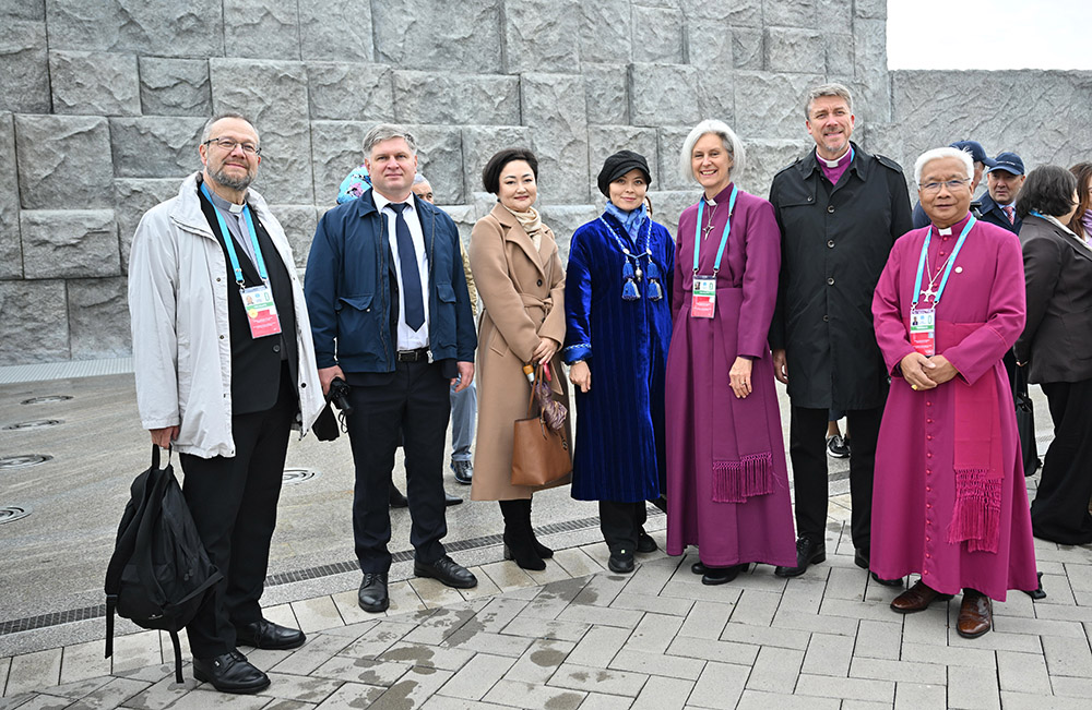 Während der Konferenz in Astana: Bischöfin Jo Wells aus England (3.v.r.) und Erzbischof Urmas Viilma aus Estland. Ganz links Michael Hübner, Generalsekretär des MLB. – Bild: Nursultan Baibulin