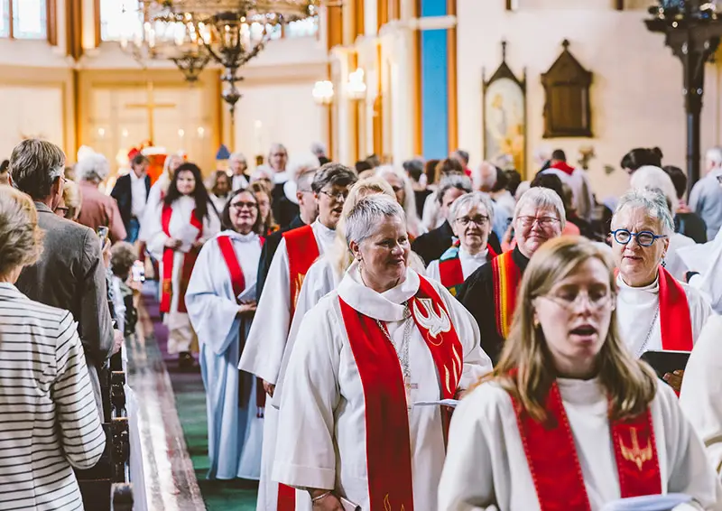 Feierlicher Einzug zum Jubiläumsgottesdienst im Dom zu Riga. – Bild: Oskars Upenieks;