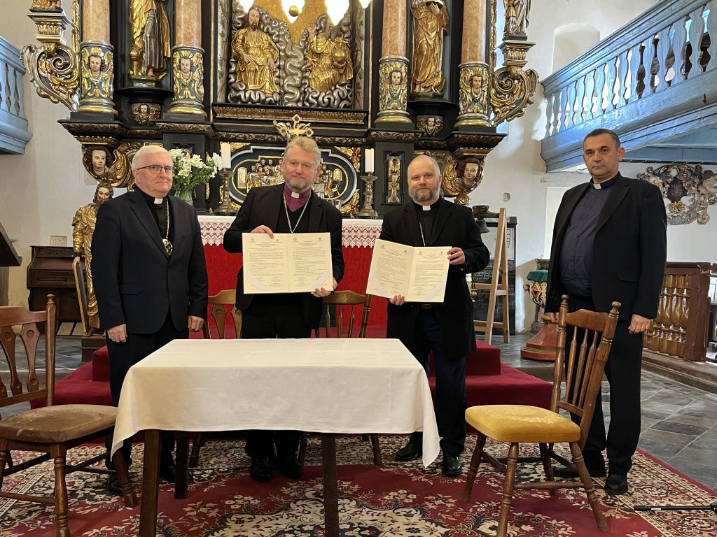 Nach der feierlichen Unterzeichnung: Pastor Dr. Adam Malina, Präsident der Synode der EAKiP, Bischof Jerzy Samiec, Bischof Pawel Schwarz und Pastor Alexander Gross, Präsident der Synode der DELKU (v.l.). – Bild: EAKiP