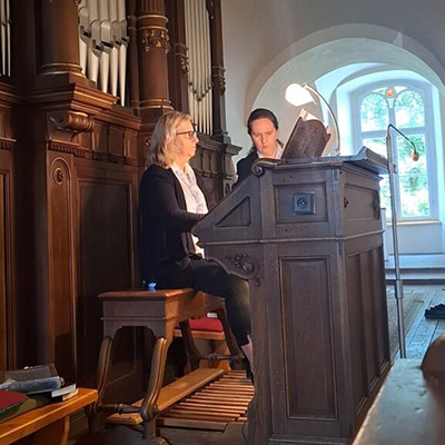 Die Vermittlung der praktischen Fähigkeiten, wie hier an der Orgel, stand im Mittelpunkt der Ausbildung. (Bild: ECAV)