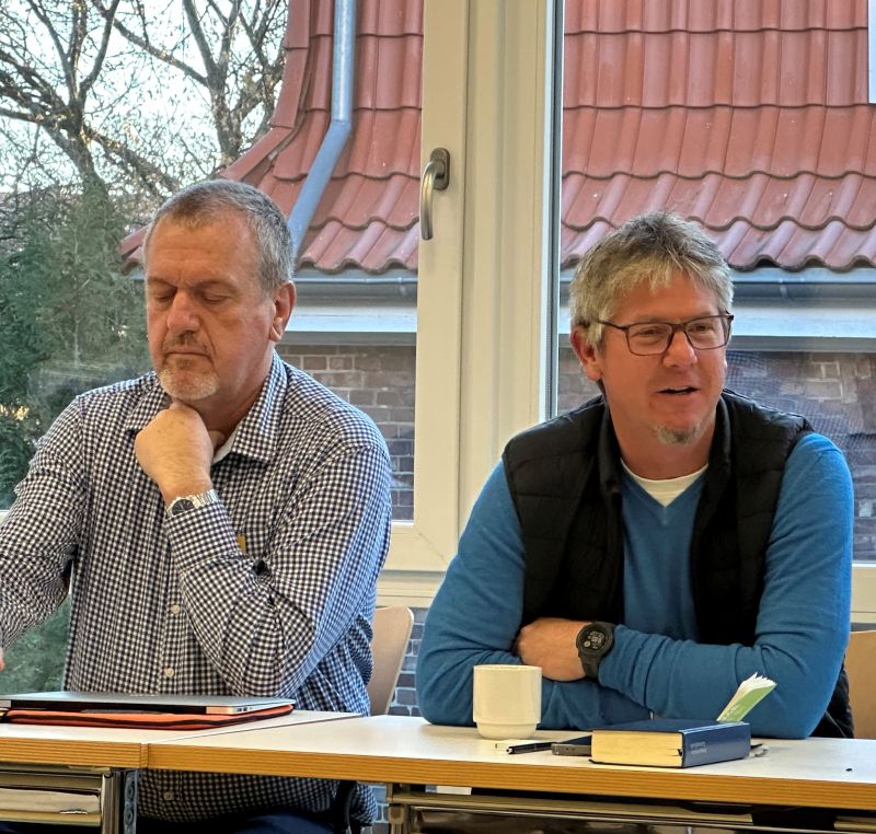 Links Bischof Gilbert Filter von der Kapkirche (Südafrika), rechts Bischof Frank Schütte von der deutschsprachigen lutherischen Kirche in Namibia