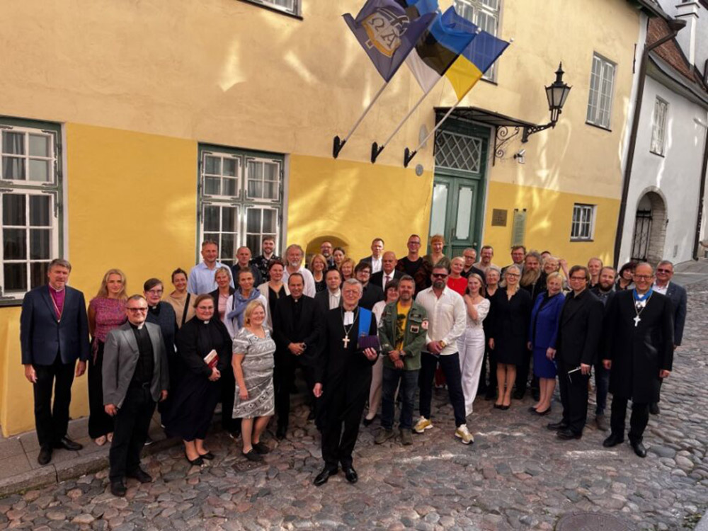 September 2025: Zu Beginn des akademischen Jahres versammelten sich neue Studierende, Professoren und Bischöfe vor dem Gebäude des Instituts in Tallinn für eine Gruppenaufnahme. – Bild: EELK