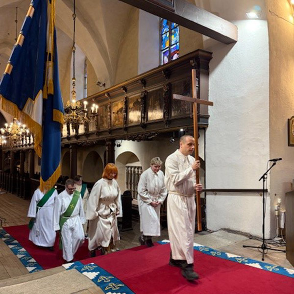 Auch Liturgik muss gelernt werden: Studierende in der Heilig-Geist-Kirche in Tallinn. – Bild: EELK