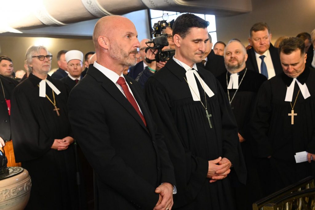 Der neue Bischof der Evangelischen Kirche A.B. in Slowenien, Dr. Alexander Erniša (r.), und Kircheninspektor Bojan Prosić – Bild: evang.si