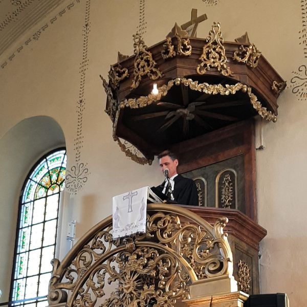 Dr. Alexander Erniša bei seiner esten Predigt als Bischof. – Bild: evang.si