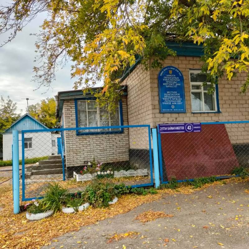 Die neuen Fenster im Bethaus in Kokschetau im Norden Kasachstans. – Bild: ELKRK