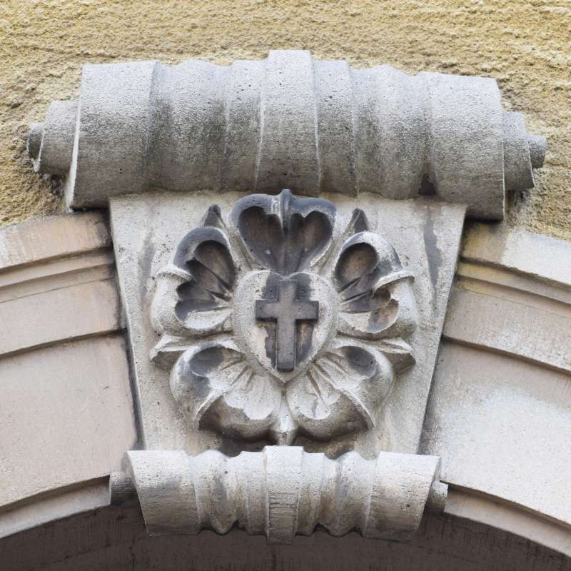 Die Lutherrose über dem Haus der Zentralstelle des Martin-Luther-Bundes in Erlangen