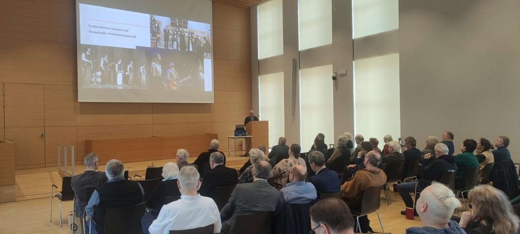 Konzentriertes Zuhören, hier beim Vortarg von Dr. Anton Tikhomirov.