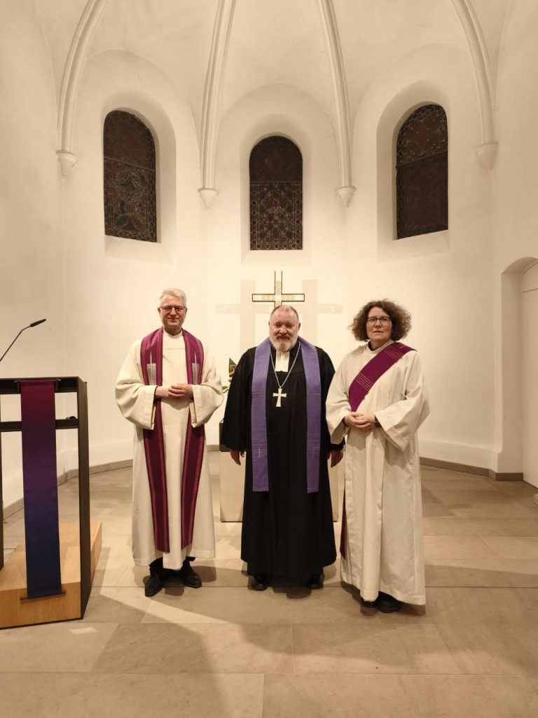 Pastor Mathias Krüger, Bischof Rolf Bareis und Diakonin Kirsten Böcker in der Brunnenkirche in Hofgeismar
