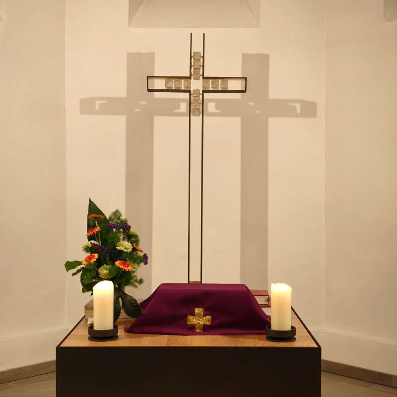 Altar und Kreuz in der Brunnenkirche in Hofgeismar