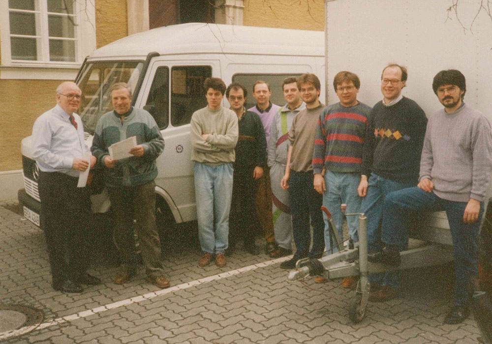 1993 beim Martin-Luther-Bund in Erlangen: der Kleinbus wird mit deutsch-russischen Kinderbibeln und Gesangbüchern für die lange Fahrt nach Sibirien beladen. – Bild: MLB