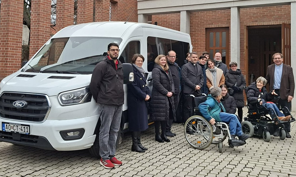 Feierliche Übergabe des neuen Kleinbusses an die »Barke-Gruppe«. Ganz rechts Bischof em. Dr. Tamás Fabiny. – Bild: ELKU