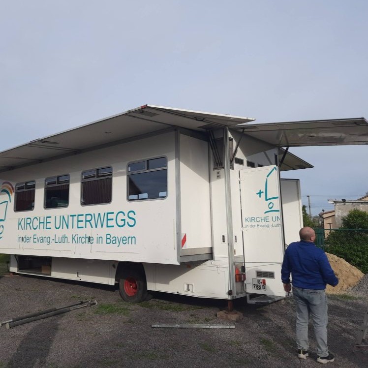 Die »Mobile Kirche« mit ausgefahrenen Seitenwänden – Bild: DELKU