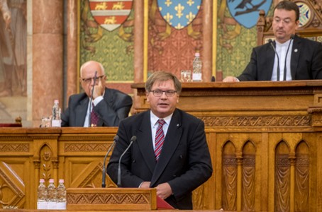 Bischof Tamás Fabiny 2017 beim Kongress des »Verbandes christlicher Intellektueller« im Parlament