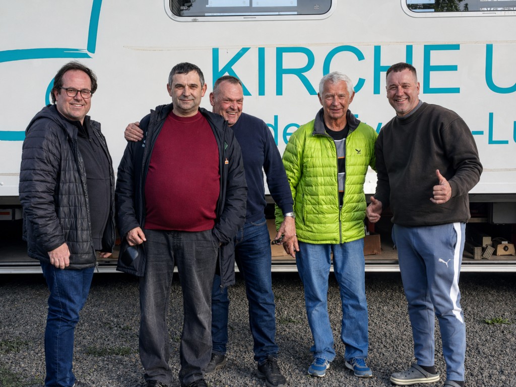 Nach getaner Arbeit: Pfarrer Michael Wolf, Pfarrer Alexander Gross, Kai Berendes, Pfarrer i.R. Wolfgang Hagemann und ein helfendes Gemeindeglied (v.l.) – Bild: DELKU