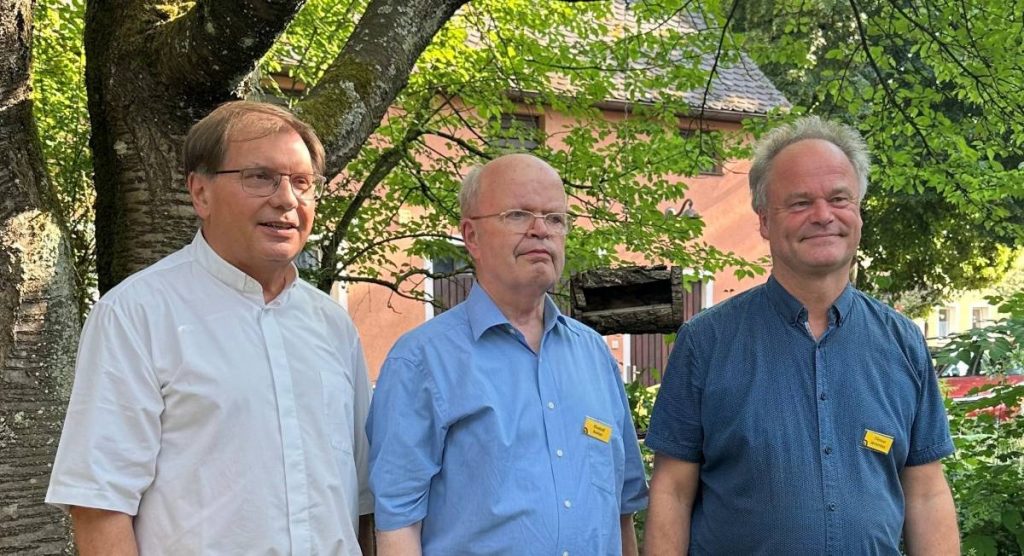 Der scheidende Präsident Bischof em. Dr. Tamás Fabiny, der Stellvertretende Präsident Prof. D. Dr. Rudolf Keller und der neu gewählte Präsident Bischof Dr. Tilman Jeremias (v.l.). – Bild: Ludwig