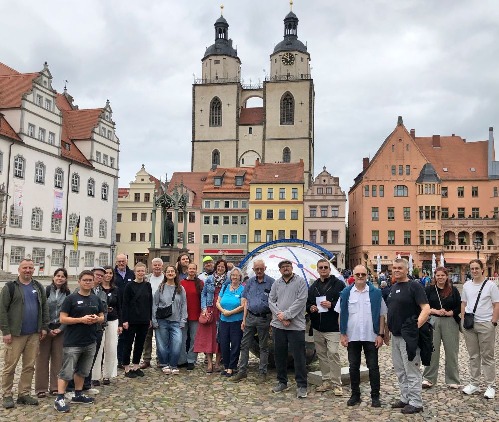 Gruppenbild mit Stadtkirche. An diesem historischen Ort Deutsch zu lernen, hat für die Teilnehmenden etwas Besonderes. Bild: Mebert