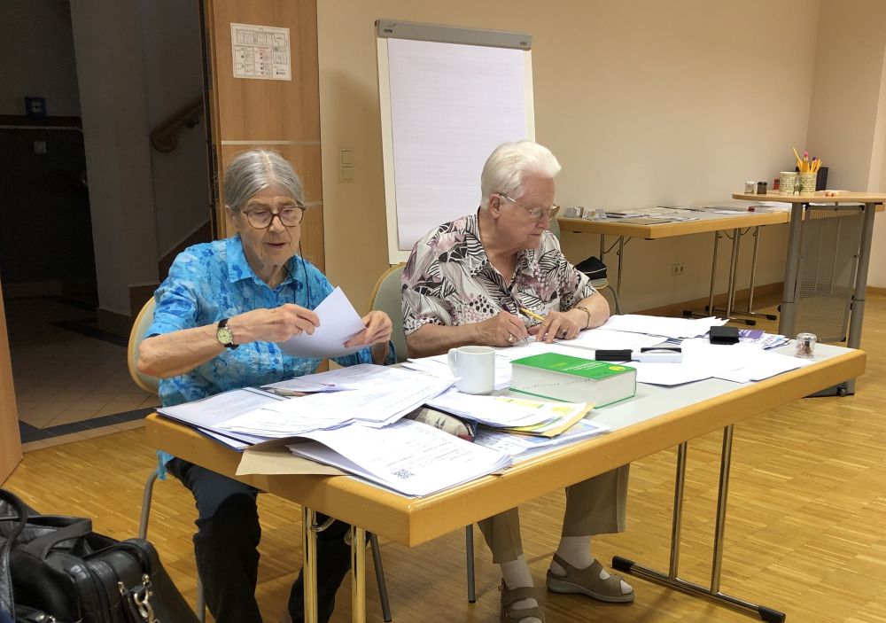 Die beiden Lehrerinnen engagiert beim Auswerten des Einstufungstests. Links Katharina Bobzin, rechts Evelin Albrecht. – Bild: Mebert